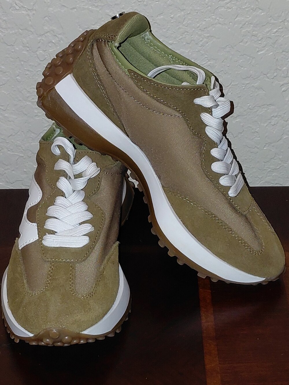 Steve Madden Women's Sz 7.5M Campo Olive White Logo Sneakers Comfort NWT - Picture 5 of 13